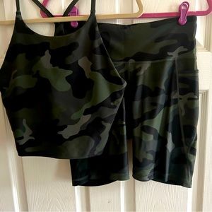 Women’s size L Old Navy Active 2 piece shorts set.